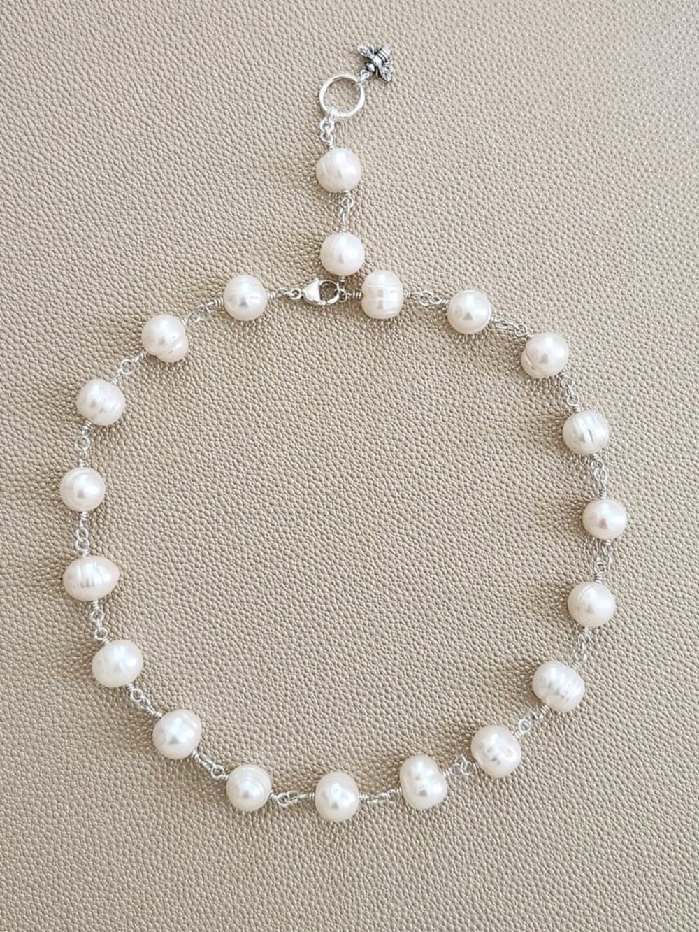 WHITE PEARL NECKLACE W/ MINI BEE--16-18" - Picture 3 of 3